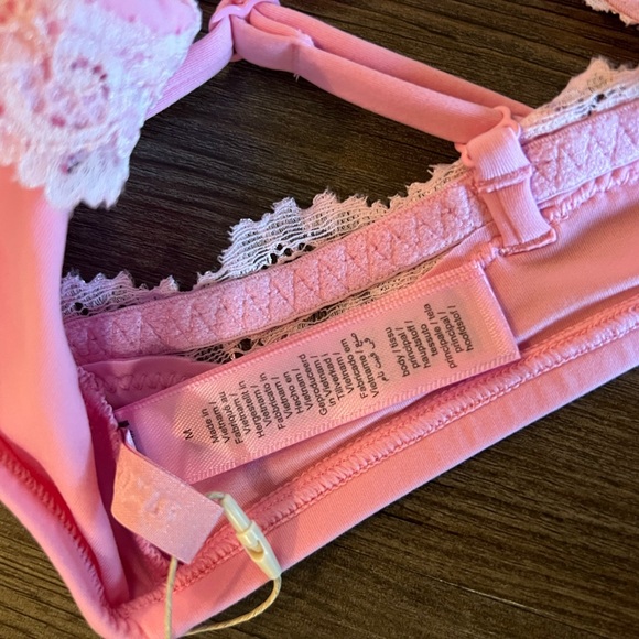 SKIMS Fits Everybody Lace
Scoop Bralette and Thong bundle Bubblegum color - Picture 9 of 13